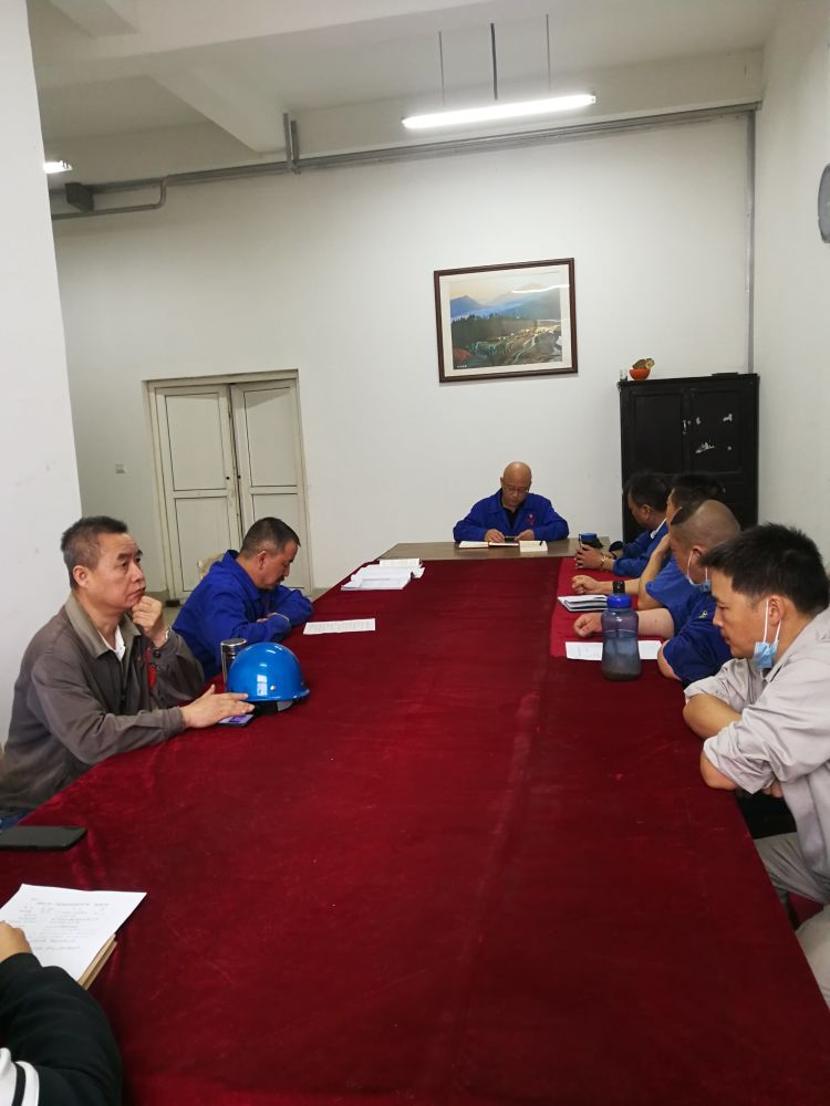 機(jī)加裝配黨支部召開(kāi)全體黨員大會(huì)，組織主題教育學(xué)習(xí)。