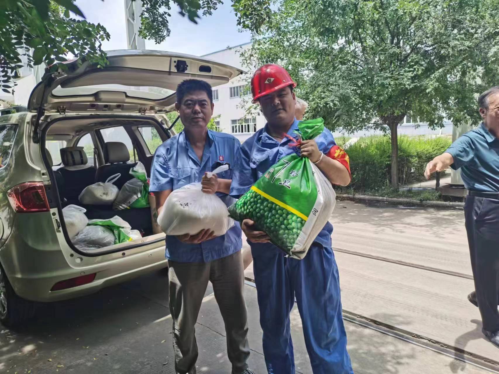 給一線(xiàn)生產(chǎn)車(chē)間和工地職工購(gòu)買(mǎi)了一批白糖、綠豆等防暑降溫品送到了車(chē)間工地